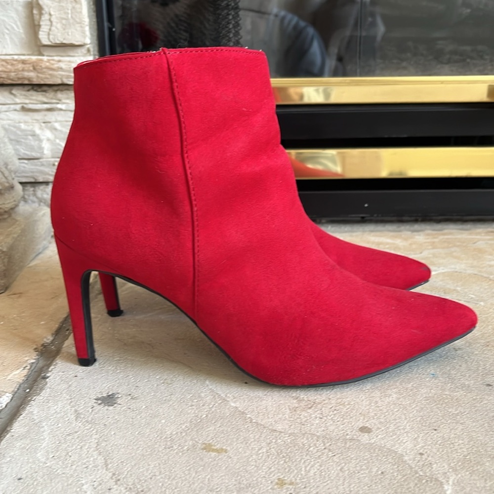 Like new red ankle booties faux suede sz 8.5 - Picture 3 of 7
